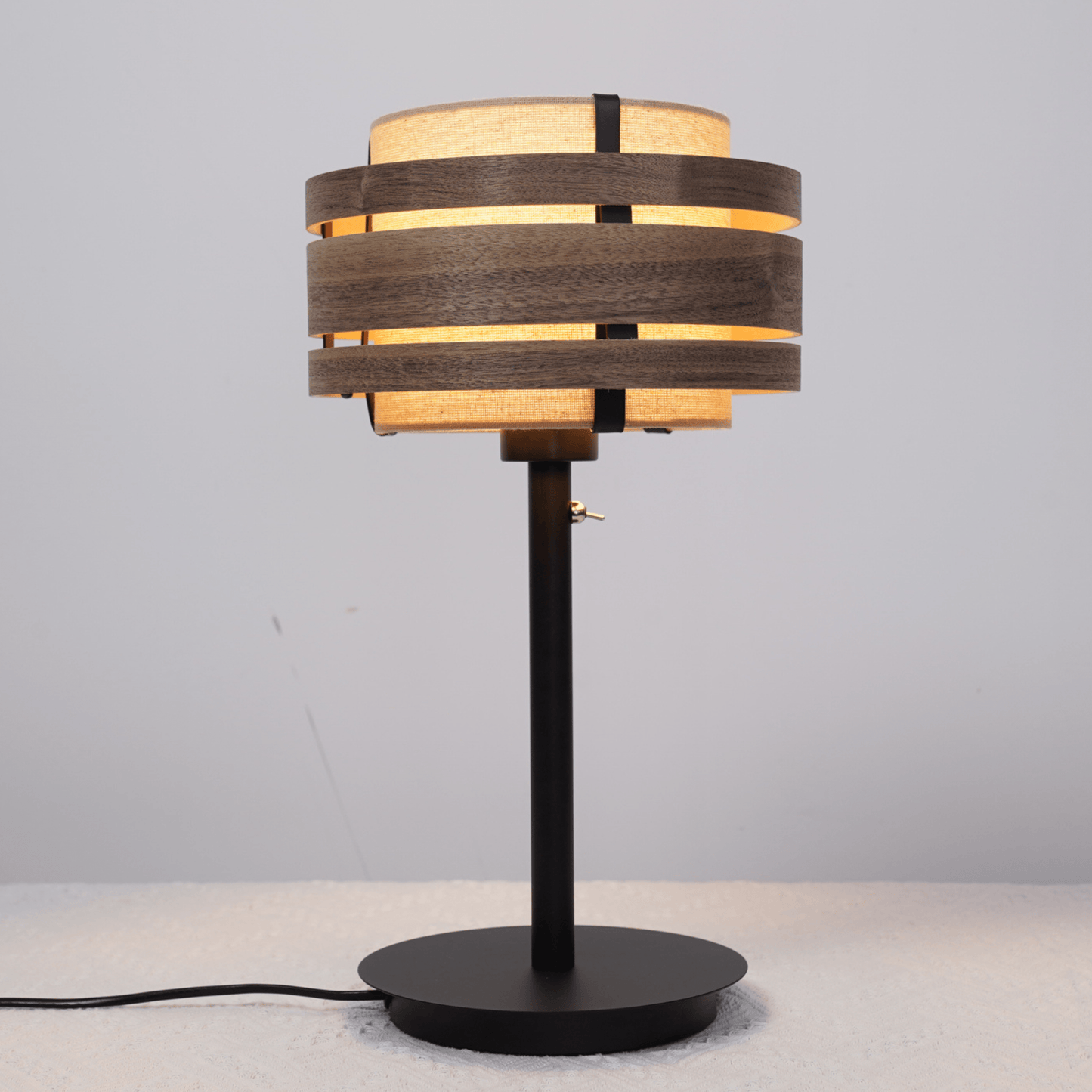 Donkere walnoothouten lampenkap van 25 cm met stoffen afwerking voor de verlichting van NeXtime Clocks.