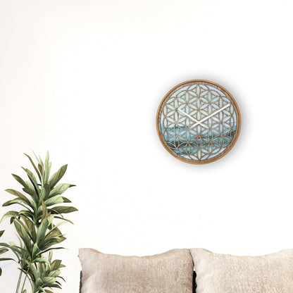 Groene wandklok van 40 cm van NeXtime Clocks, stilvolle houten klok zonder ticking geluid, model Concord.