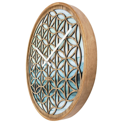 Groene wandklok van 40 cm met houten afwerking, stil uurwerk van NeXtime Clocks, zichtbaar van de rechterkant.
