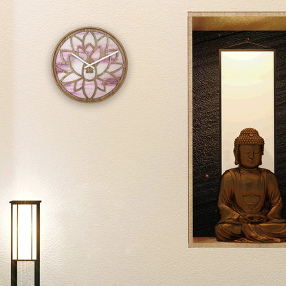 Roze houten wandklok van 40cm met stille werking en "Lotus" ontwerp van NeXtime Clocks, hangend aan de muur.