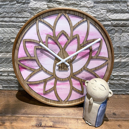 Roze houten wandklok van 40cm van NeXtime Clocks, stil en elegant met lotus-ontwerp.