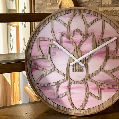 Roze houten wandklok van 40cm met stille werking en Lotus ontwerp van NeXtime Clocks, zichtbaar in de afbeelding.