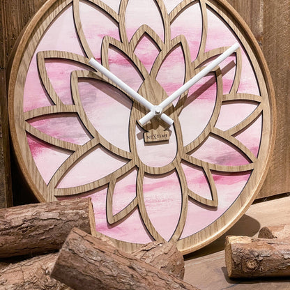 Roze houten wandklok van 40 cm met stille werking en Lotus ontwerp van NeXtime Clocks.