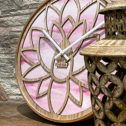 NeXtime Clocks wandklok van 40 cm in roze met houten afwerking en stille werking, model Lotus.