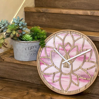 NeXtime wandklok van 40cm in roze hout met stille werking en lotus-ontwerp, ideaal voor moderne interieurdecoratie