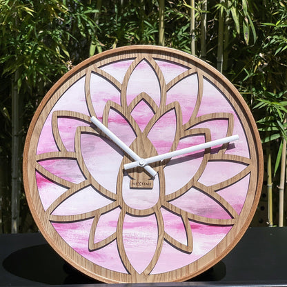 Roze houten wandklok van 40 cm met stille werking en Lotus-ontwerp van NeXtime Clocks.