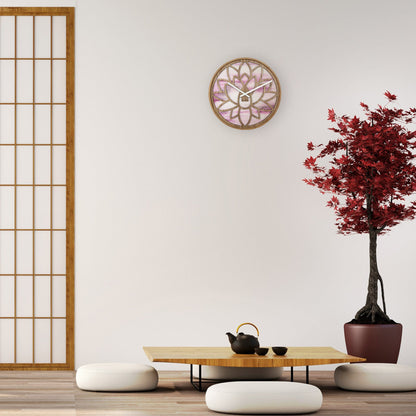NeXtime wandklok van 40cm met roze houten afwerking, stille werking en lotus-ontwerp voor in interieur.