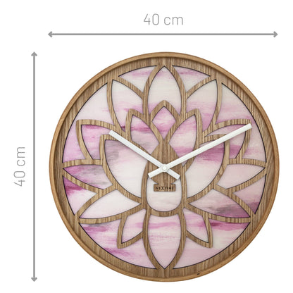 Roze houten wandklok van 40cm met stille uurwerk en lotus-ontwerp van NeXtime Clocks.