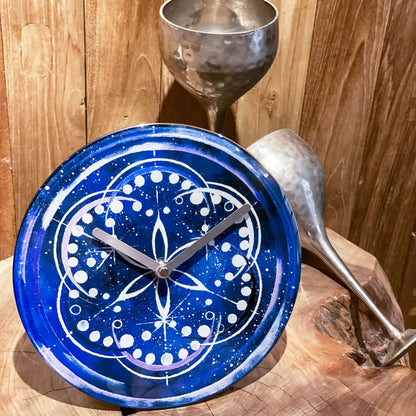 NeXtime Clocks Cosmo tafelklok van 20cm,Indigo, stil, van gehard glas, geschikt voor op tafel of aan de muur.