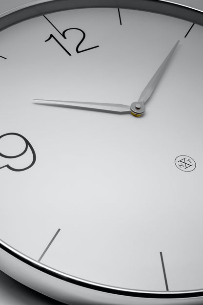 NeXtime Finesse Large wandklok van 51cm in goud, chroom en grijs met stille werking en plastic behuizing.
