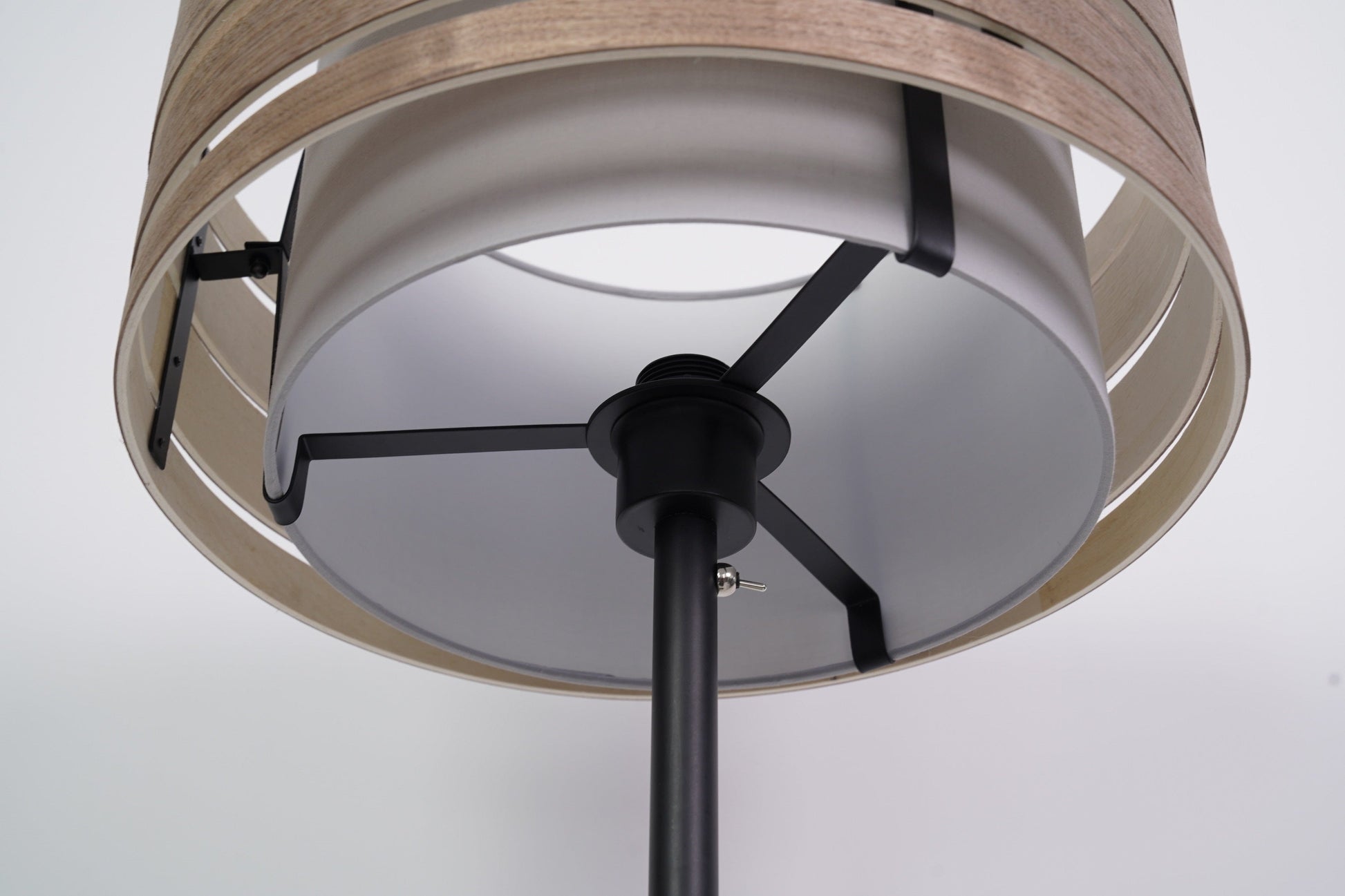 Black metal floor lamp stand with E27 socket, measuring 157x35 cm, designed for universal lighting use.