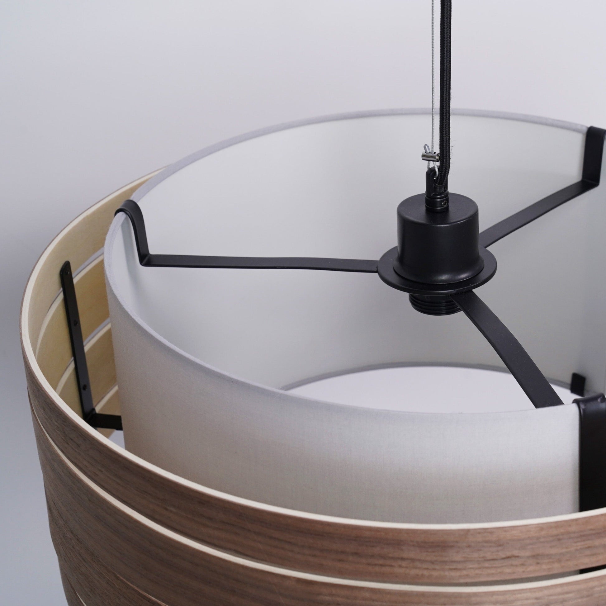 Donkere walnoothouten lampenkap van NeXtime Clocks met stoffen binnenkant, diameter 25 cm, model Beam op een witte achtergrond