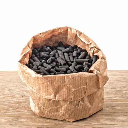Activated carbon terrarium substrate by Florazo NL, 200 grams, showing dark granular activated charcoal for terrarium filtration and soil health.